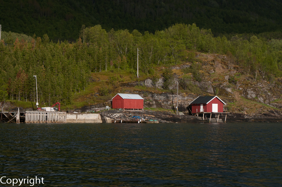 Naust langs fjorden
